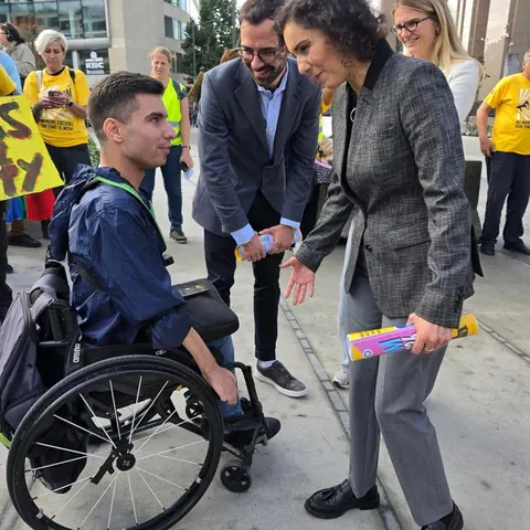 Il confronto con i partecipanti durante una sosta della marcia.