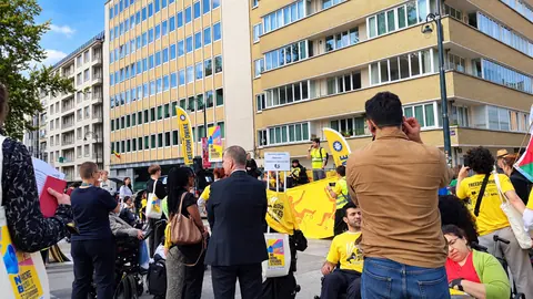 Striscioni e bandiere accompagnano la marcia.
