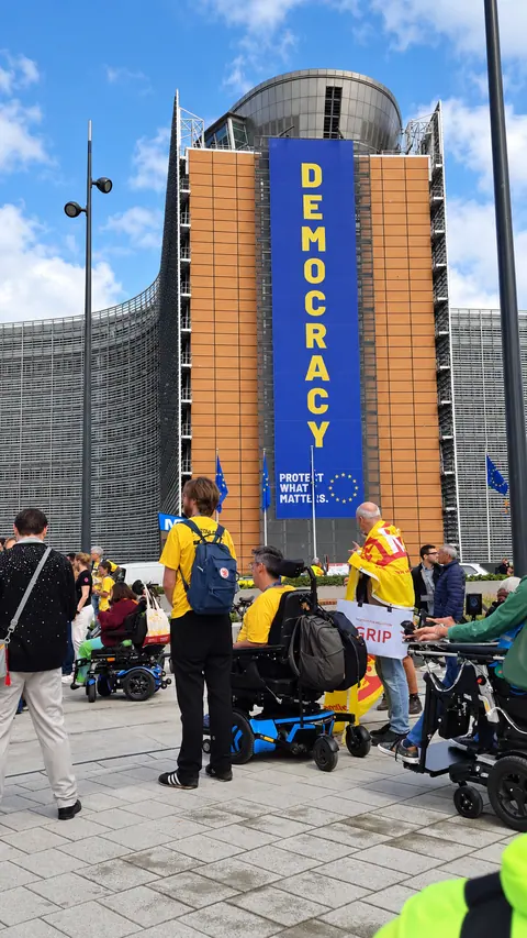 La sosta della marcia davanti al Berlaymont, sede della Commissione europea.