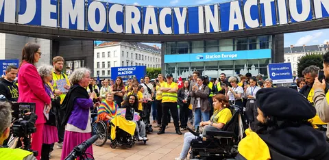 I Freedom Drivers riuniti sotto la scritta «Democracy in action».