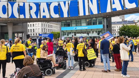 La mobilitazione raggiunge l’ingresso del Parlamento europeo.