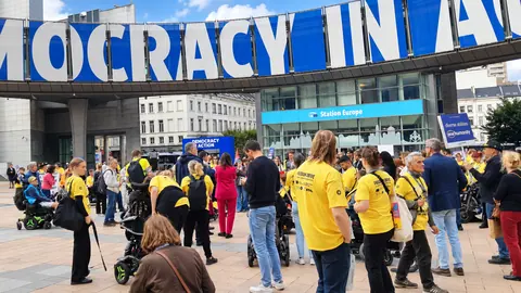 Le magliette gialle si ritrovano davanti al Parlamento europeo.