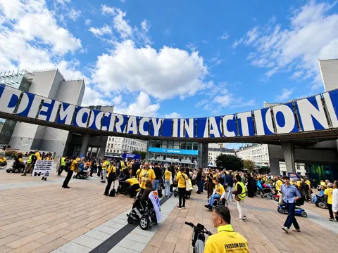 «Democracy in action»: i Freedom Drivers davanti al Parlamento europeo.
