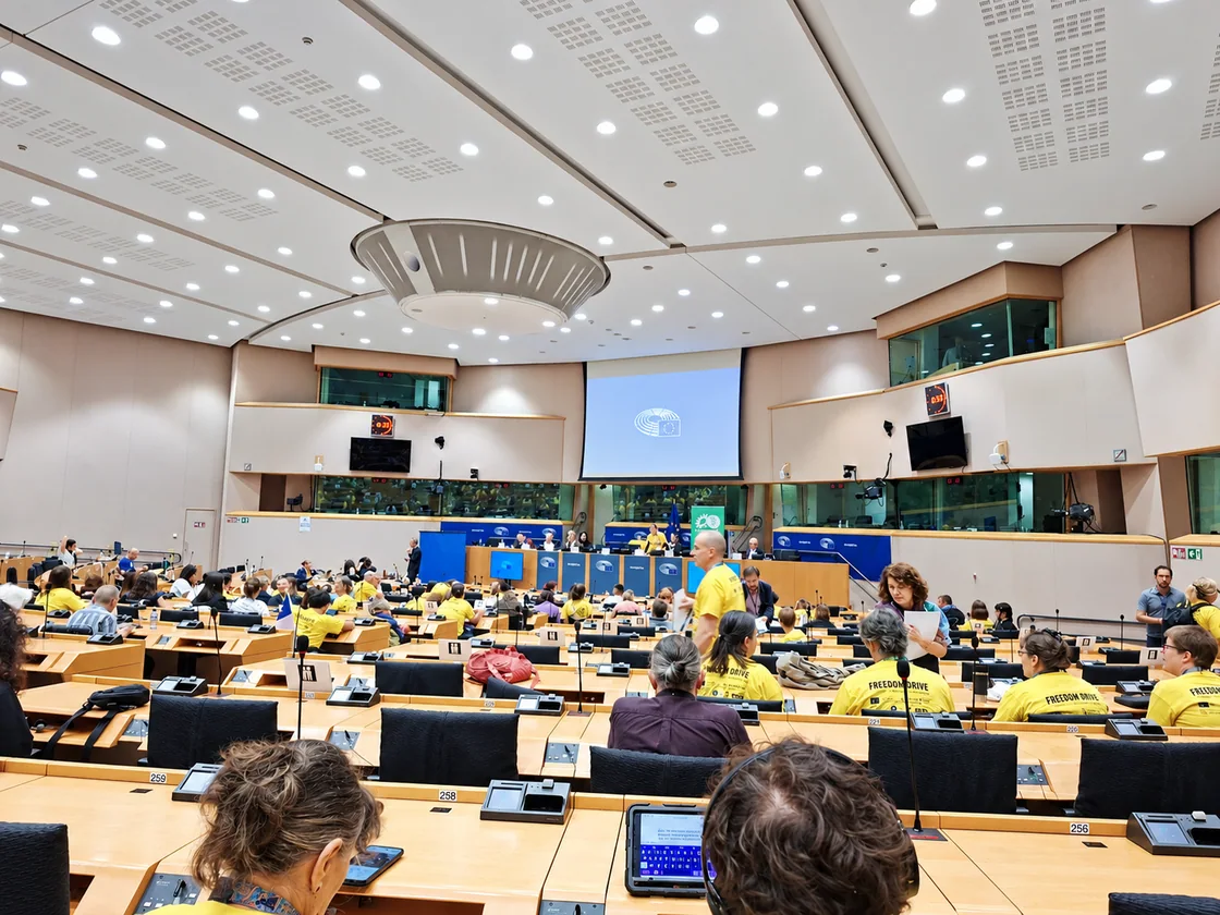 La sala del Parlamento europeo con i Freedom Drivers accomodati.