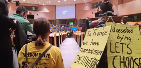 Le rivendicazioni della marcia entrano nella sala del Parlamento.