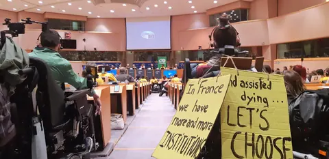 I cartelli della Freedom Drive accompagnano il confronto in sala.