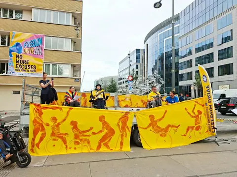 Gli striscioni gialli della Freedom Drive lungo il percorso.
