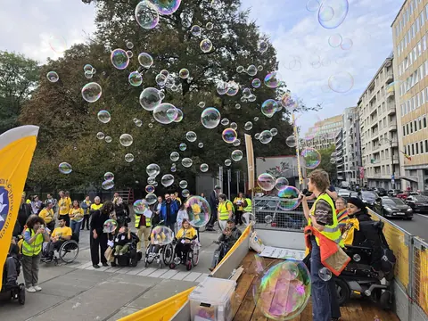 Musica e bolle di sapone tra i partecipanti alla marcia.