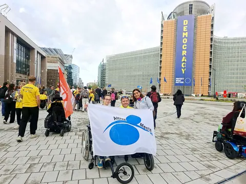 La presenza di Attiva-Mente davanti al Berlaymont, sede della Commissione europea.