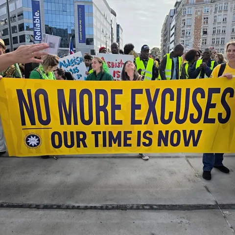 Il corteo avanza dietro lo striscione «No more excuses».