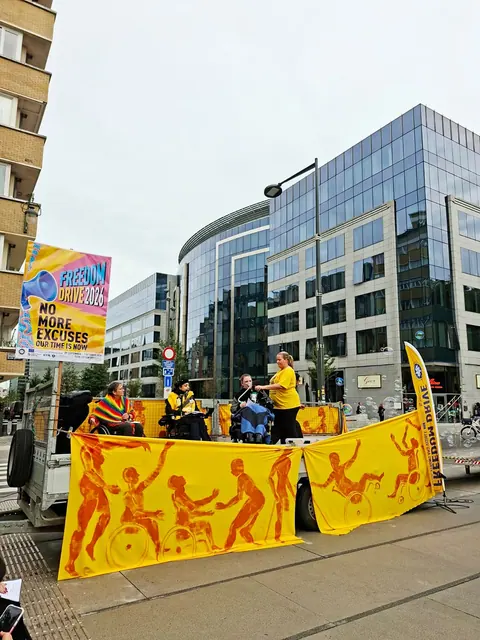 Striscioni e strumenti musicali nel quartiere europeo.