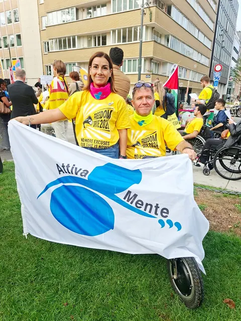 La bandiera di Attiva-Mente tra i colori della Freedom Drive.