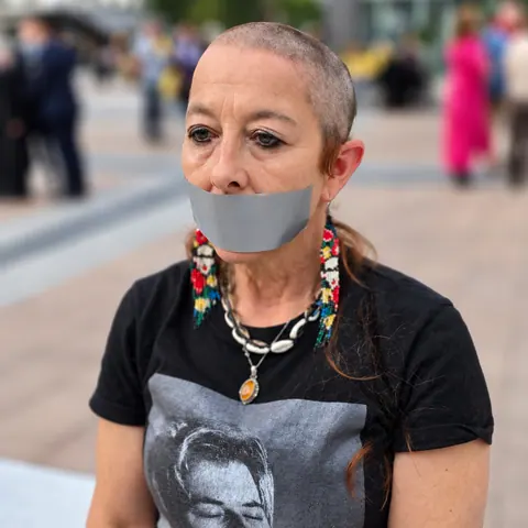 Una protesta simbolica davanti al Parlamento europeo.