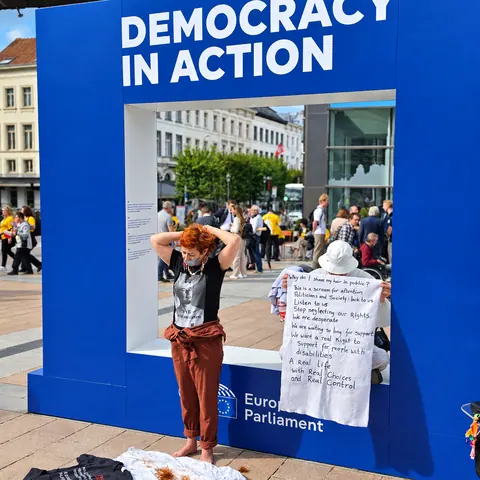 Un gesto di protesta nello spazio «Democracy in action».