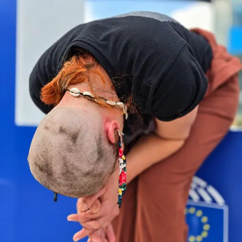 Un gesto che richiama l’urgenza delle richieste portate in piazza.
