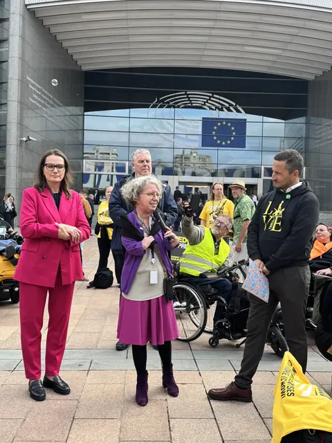 Un intervento al microfono davanti all’ingresso del Parlamento europeo.