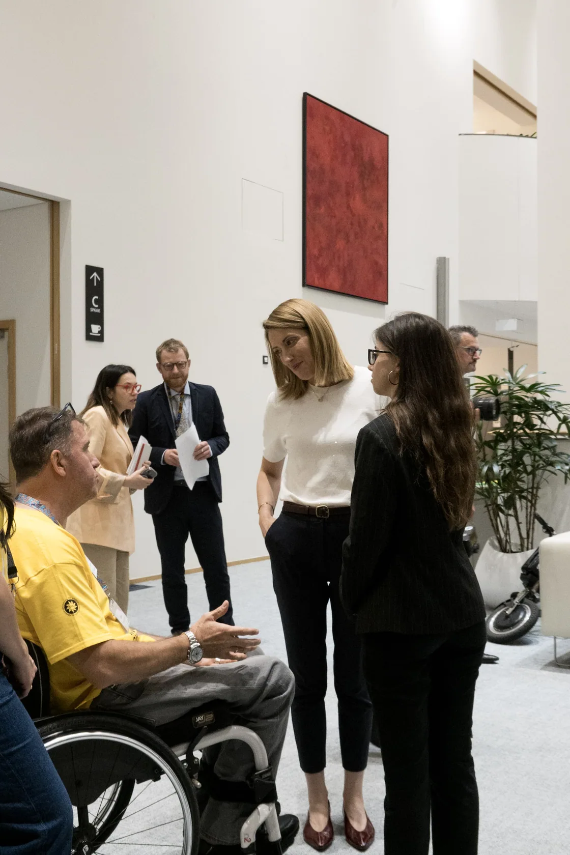Mirko Tomassoni dialoga con Roberta Metsola prima dell’incontro nella sala del Parlamento europeo.