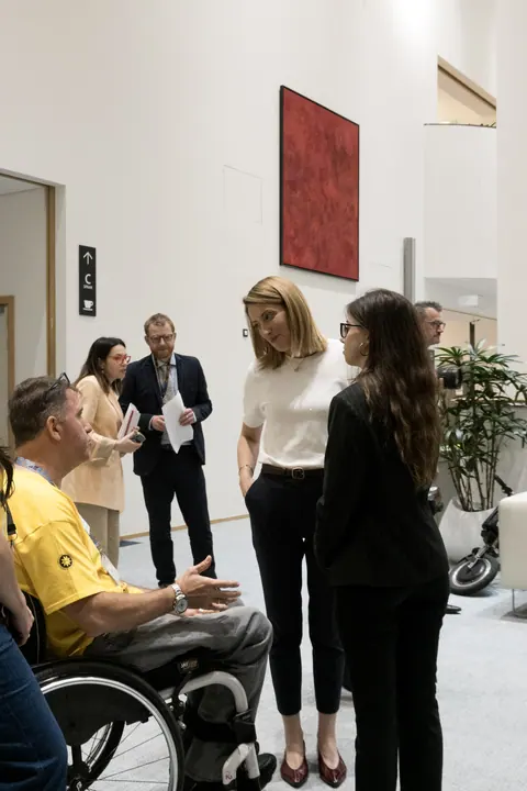 Mirko Tomassoni dialoga con Roberta Metsola prima dell’incontro nella sala del Parlamento europeo.