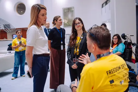 Mirko Tomassoni illustra la Freedom Drive alla Presidente del Parlamento europeo Roberta Metsola.