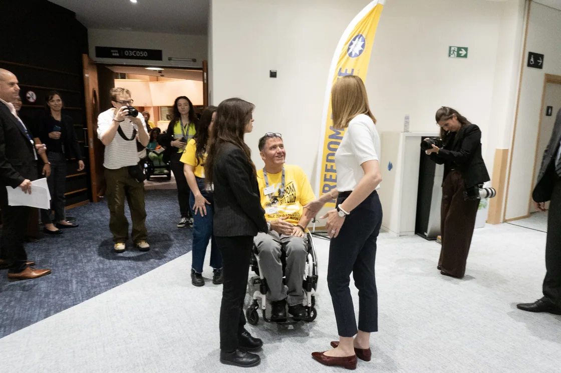 Il benvenuto di Mirko Tomassoni a Roberta Metsola all’ingresso della sala.